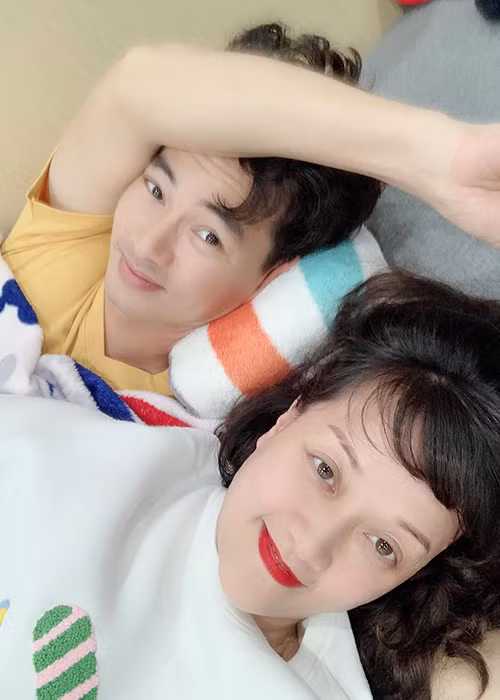 Vân Dung đăng tải ảnh bên Xuân Bắc kèm dòng chú thích: "Cứ cãi nhau, giận nhau, xong lại ôm nhau thắm thiết, kể ra mình cũng yêu Nam Tào phết nhỉ".