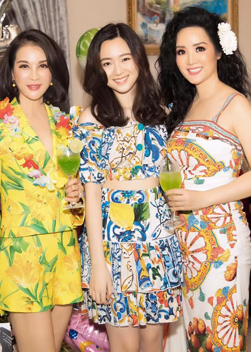 Anh Sa thừa hưởng những nét đẹp của người mẹ nổi tiếng như gương mặt khả ái, làn da trắng hồng, mịn màng.