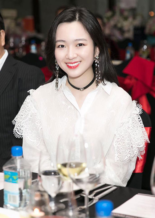 Sinh ra trong gia đình giàu có, bề thế nhưng Anh Sa ngoan ngoãn, không phô trương cuộc sống của mình.