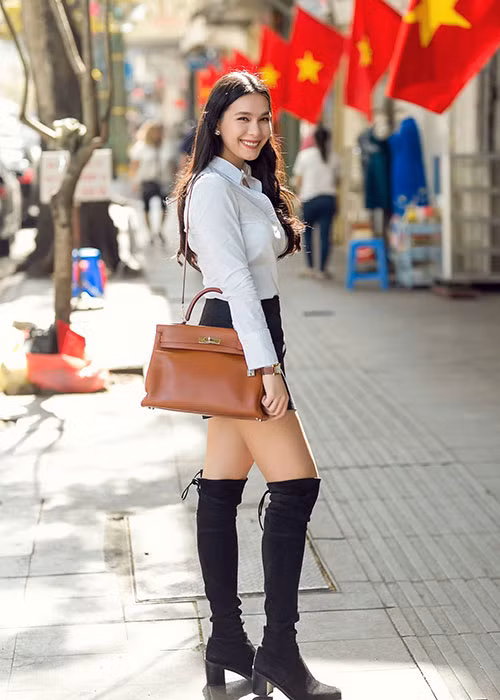 Giống Anh Sa, Thùy My cũng không bước chân vào showbiz mà lại chọn con đường học vấn để chứng tỏ khả năng.