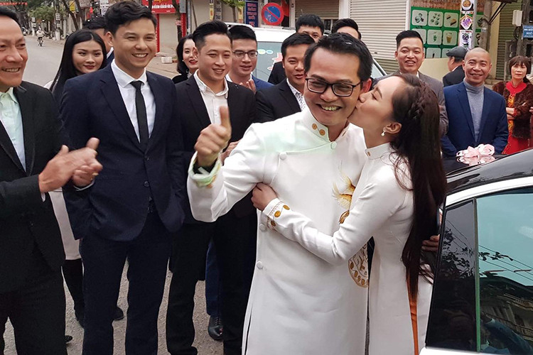 Ngày 17/1, lễ ăn hỏi của nghệ sĩ Trung Hiếu và bà xã Huỳnh Thu Hà diễn ra tại Sơn La. Trong ngày vui, đôi uyên ương không ngại tình tứ bên nhau.