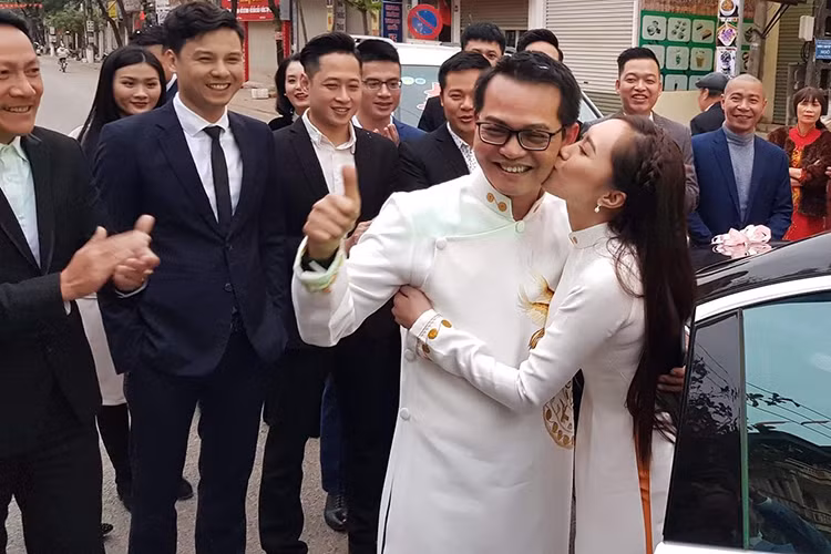 Ngày 17/1, lễ ăn hỏi của nghệ sĩ Trung Hiếu và bà xã Huỳnh Thu Hà diễn ra tại Sơn La. Trong ngày vui, đôi uyên ương không ngại tình tứ bên nhau.