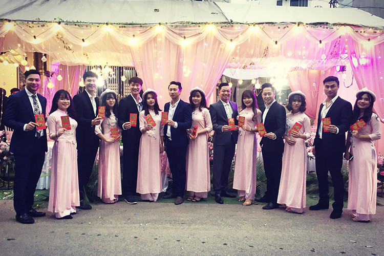 Diễn viên Trọng Lân, Duy Hưng, Minh Tít làm phù rể trong lễ ăn hỏi của nghệ sĩ Trung Hiếu.