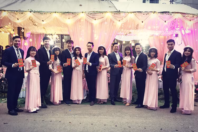 Diễn viên Trọng Lân, Duy Hưng, Minh Tít làm phù rể trong lễ ăn hỏi của nghệ sĩ Trung Hiếu.