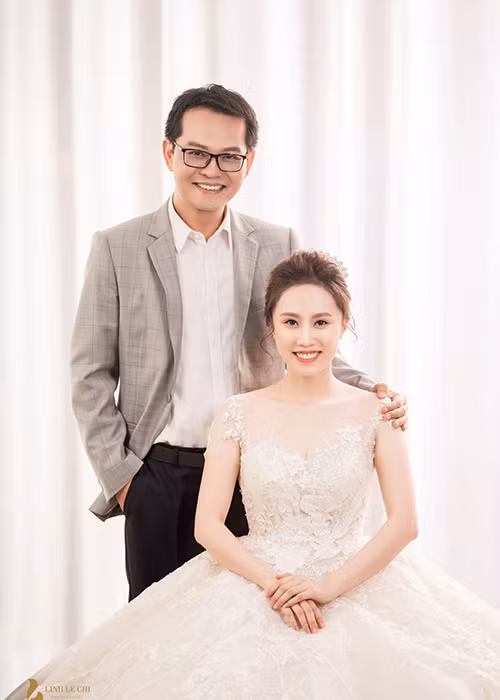 Bà xã của Trung Hiếu sở hữu gương mặt xinh đẹp, vóc dáng cao ráo. Có thời gian, Thu Hà theo đuổi bộ môn múa. Tuy nhiên, hiện tại, cô là nhân viên ngân hàng và học cao học.