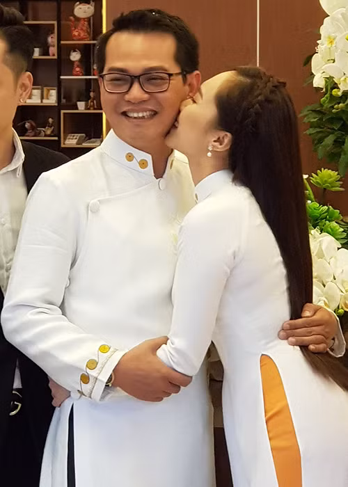 Bạn bè, khán giả vui mừng khi Trung Hiếu kết thúc cuộc sống độc thân ở tuổi 46. Theo thông tin, nam nghệ sĩ hơn vợ đến 19 tuổi.