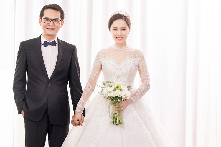 Trung Hiếu và Thu Hà đã có 4 năm hẹn hò bí mật. Theo lời Trung Hiếu, chính anh đã ra sức thuyết phục Thu Hà giữ kín chuyện tình cảm với công chúng.