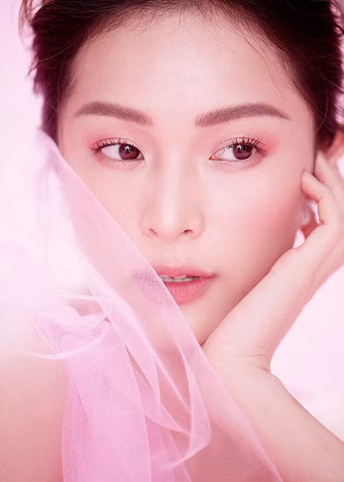 Cận cảnh gương mặt xinh đẹp của Hạ Vi khi cô tái xuất.