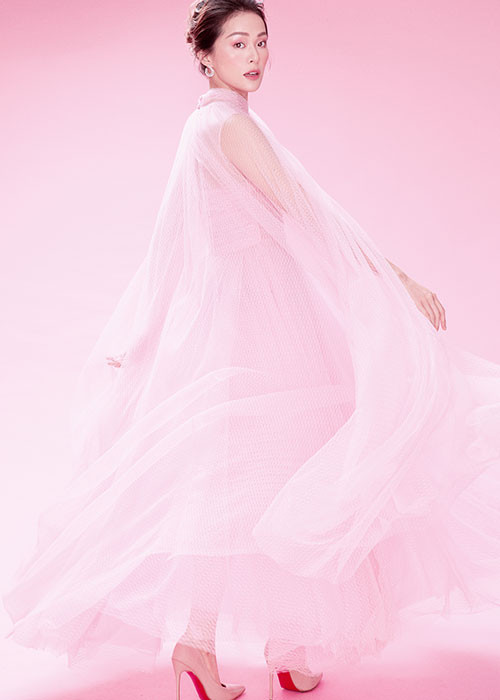 Hot girl gốc Hải Phòng đẹp như nàng công chúa bước ra từ câu chuyện cổ tích với chiếc váy dài thướt tha.