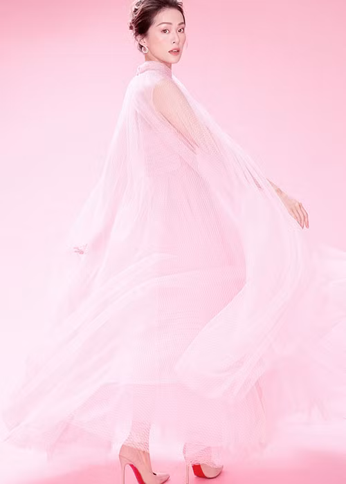 Hot girl gốc Hải Phòng đẹp như nàng công chúa bước ra từ câu chuyện cổ tích với chiếc váy dài thướt tha.