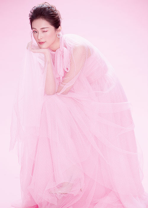 Khoảnh khắc cô nàng tạo dáng nhí nhảnh trong vai trò người mẫu ảnh.