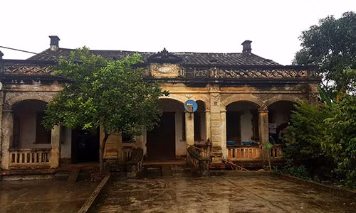 Cuoc song kho tin cua gia dinh giau co xu Lang trong biet thu Phap co