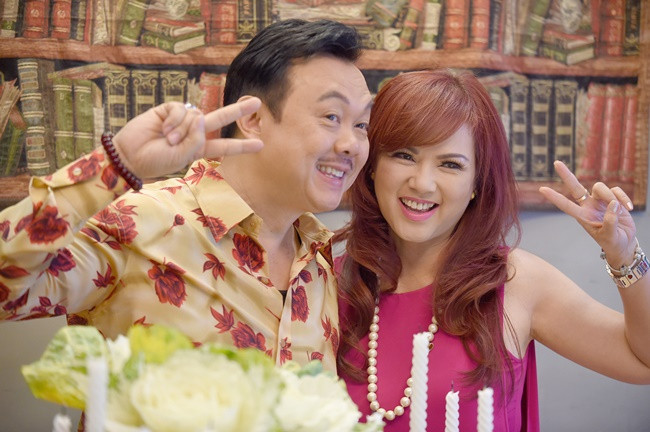 Phương Loan sinh năm 1959, kém Chí Tài 1 tuổi nhưng trông vẫn rất trẻ trung và xinh đẹp. Bà xã của Chí Tài hiện vẫn sinh sống tại Mỹ nhưng dạo gần đây, Phương Loan rất hay về Việt Nam.