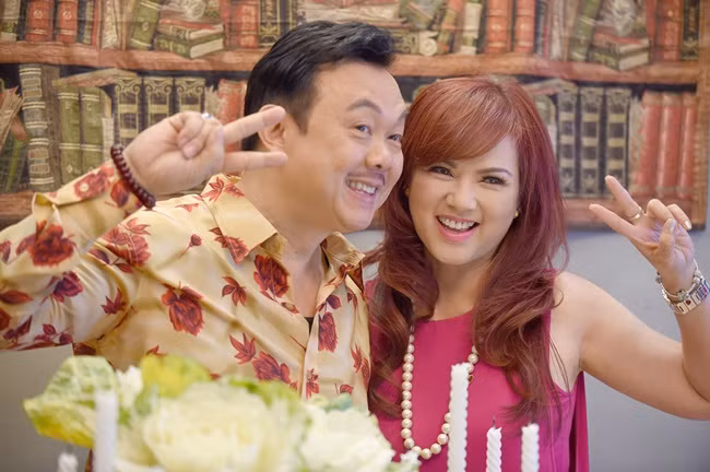 Phương Loan sinh năm 1959, kém Chí Tài 1 tuổi nhưng trông vẫn rất trẻ trung và xinh đẹp. Bà xã của Chí Tài hiện vẫn sinh sống tại Mỹ nhưng dạo gần đây, Phương Loan rất hay về Việt Nam.