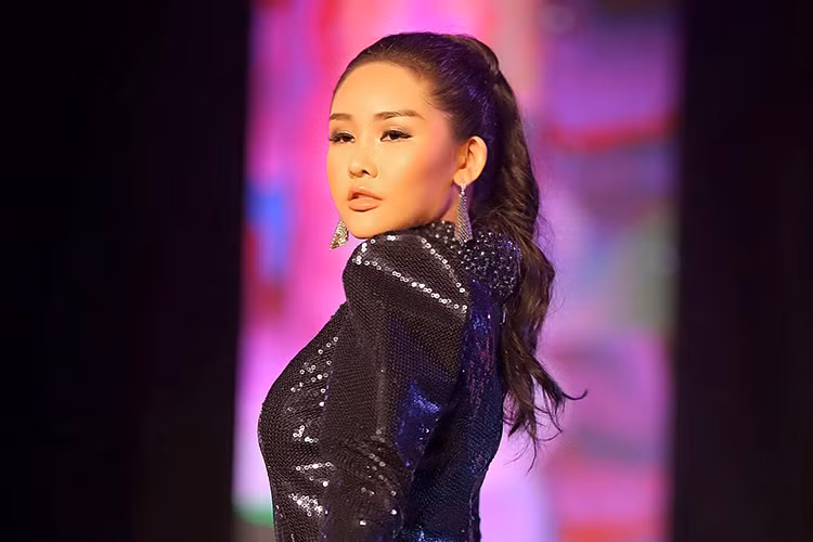  Lê Âu Ngân Anh đang tham gia Hoa hậu Liên lục địa 2018. Từ khi bước chân vào cuộc thi này, cô liên tục gây ồn ào.