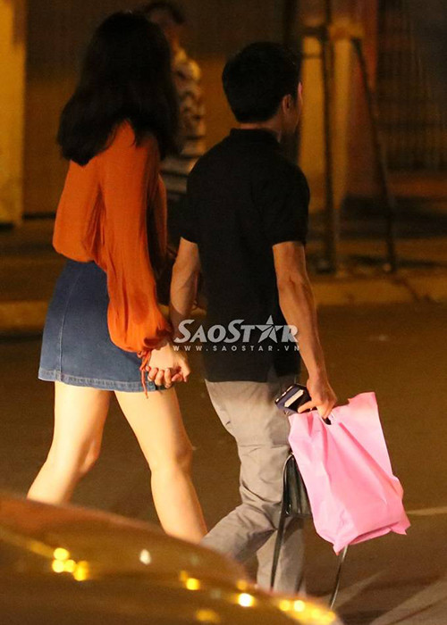 Hình ảnh cặp đôi nắm tay nhau trên phố khi còn gắn bó. Ảnh: Saostar
