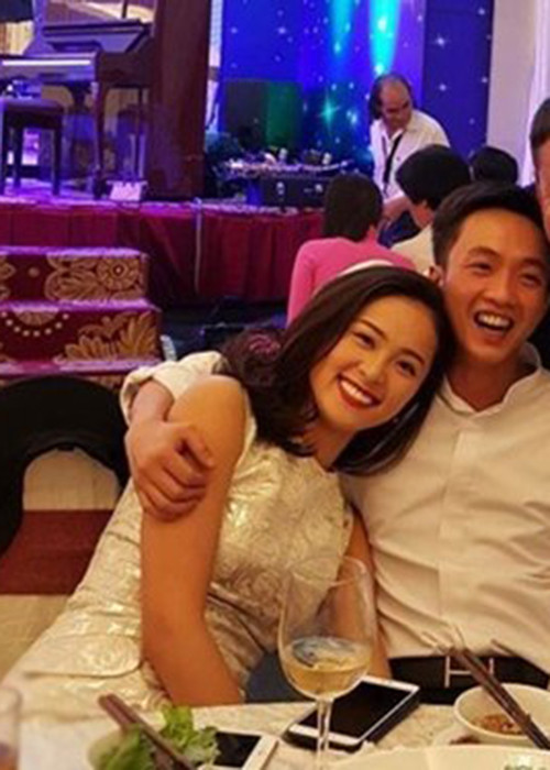 Hạ Vi tựa vai Cường Đô la khi 2 người đi dự đám cưới. Ảnh: Dân Việt