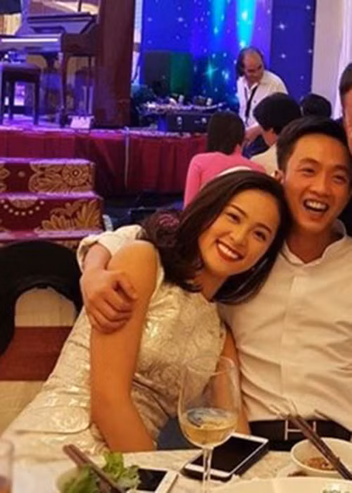 Hạ Vi tựa vai Cường Đô la khi 2 người đi dự đám cưới. Ảnh: Dân Việt