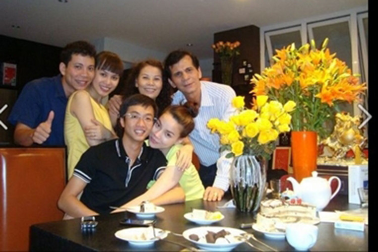 Khoảnh khắc Hồ Ngọc Hà ôm Cường Đô la tình cảm lúc còn gắn bó. Ảnh: FBNV