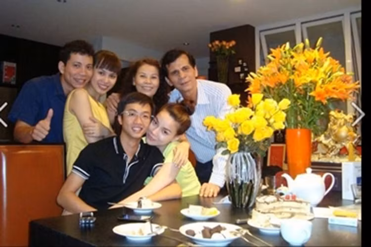 Khoảnh khắc Hồ Ngọc Hà ôm Cường Đô la tình cảm lúc còn gắn bó. Ảnh: FBNV