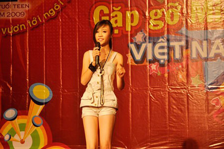 Đàm Thu Trang trở lại cuộc thi Miss Teen vào năm 2009 để chia sẻ kinh nghiệm với các thí sinh.
