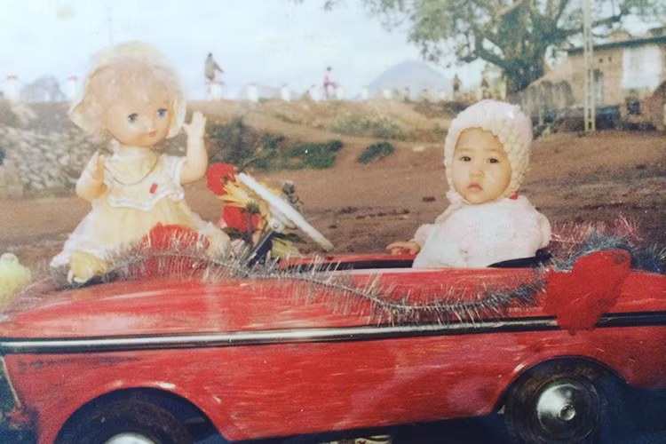 Nữ ca sĩ đến từ Lạng Sơn này sinh năm 1989. Từ nhỏ, cô vốn dĩ đã xinh xắn.