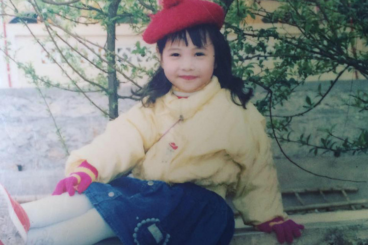 Hồi nhỏ, Đàm Thu Trang đã sở hữu đôi mắt biết nói, đôi môi đỏ chúm chím.