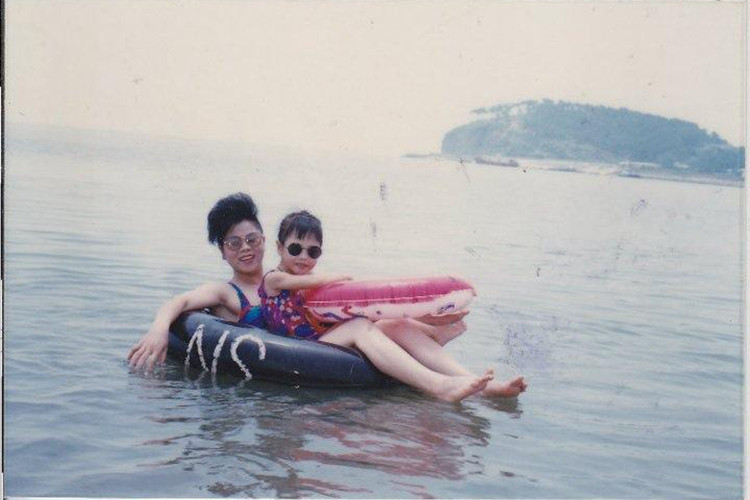 Nữ ca sĩ khoe bức ảnh đi tắm biển cùng mẹ.