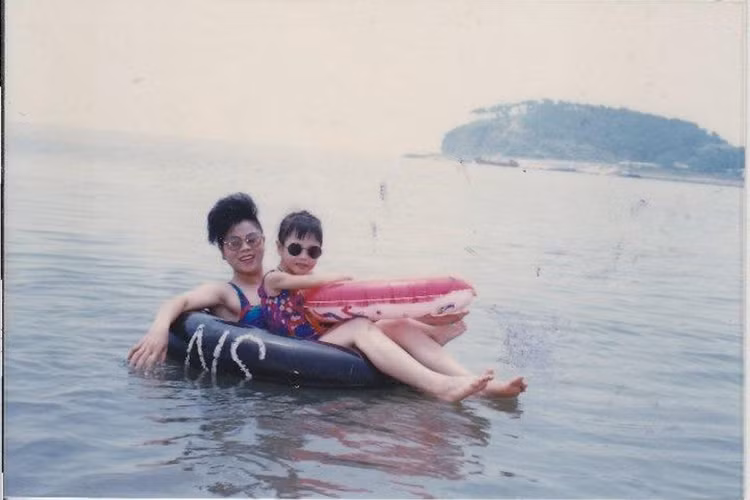 Nữ ca sĩ khoe bức ảnh đi tắm biển cùng mẹ.