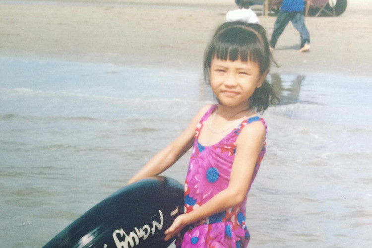 Trên trang cá nhân, Đàm Thu Trang thi thoảng lại chia sẻ hình ảnh ngày nhỏ.