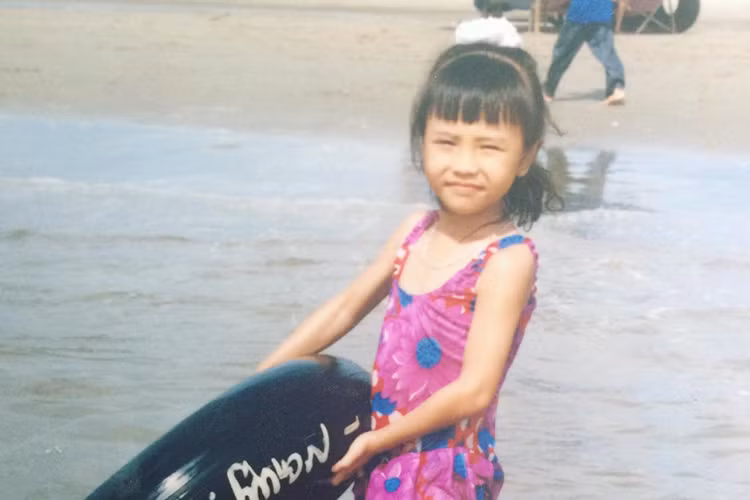 Trên trang cá nhân, Đàm Thu Trang thi thoảng lại chia sẻ hình ảnh ngày nhỏ.