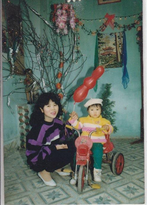 Từ bé, nữ ca sĩ đã được bố mẹ cho ăn mặc điệu đà.