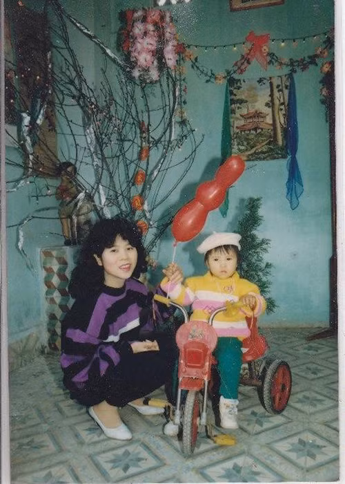 Từ bé, nữ ca sĩ đã được bố mẹ cho ăn mặc điệu đà.