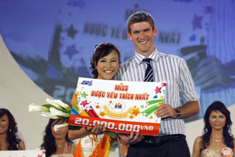 Hình ảnh Đàm Thu Trang tươi rói nhận giải trong đêm chung kết Miss Teen 2008. Ảnh: VTC