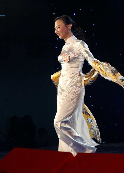 Tại cuộc thi Miss Teen 2008, nữ ca sĩ đến từ Lạng Sơn giành giải Thí sinh được yêu thích nhất. Ảnh: Tiền Phong