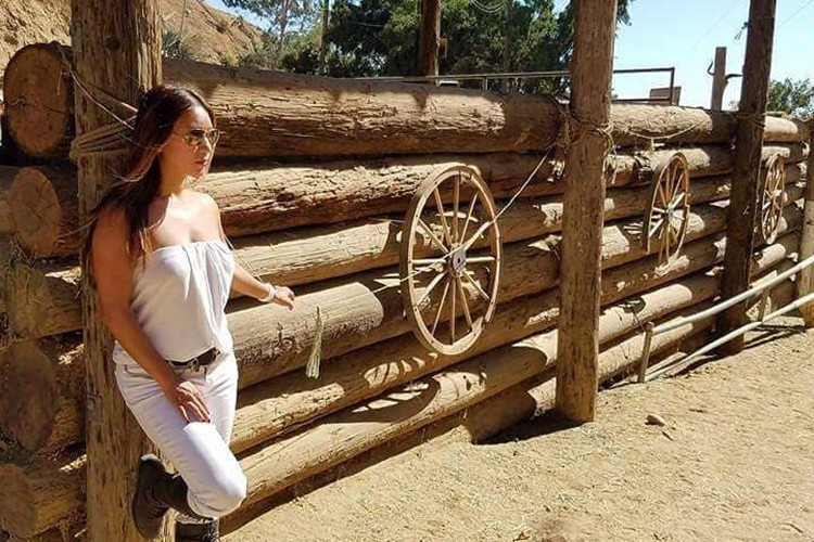 Tình cũ của Lý Hùng vẫn giữ vẻ gợi cảm ở đời thường, khác khi lên sân khấu thường ăn diện kín đáo vì theo đuổi dòng nhạc Bolero.