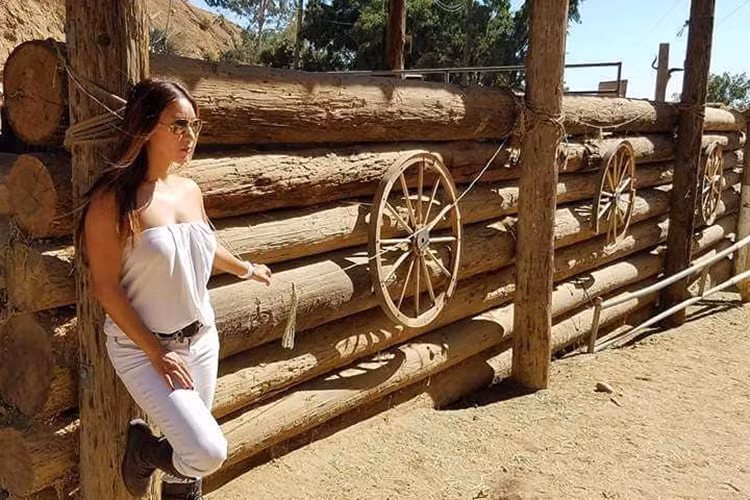 Tình cũ của Lý Hùng vẫn giữ vẻ gợi cảm ở đời thường, khác khi lên sân khấu thường ăn diện kín đáo vì theo đuổi dòng nhạc Bolero.