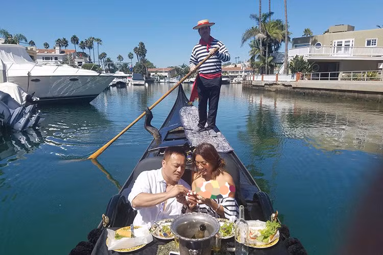 Doanh nhân Duy Tường được biết đến là người hết mực cưng chiều bà xã xinh đẹp của mình.