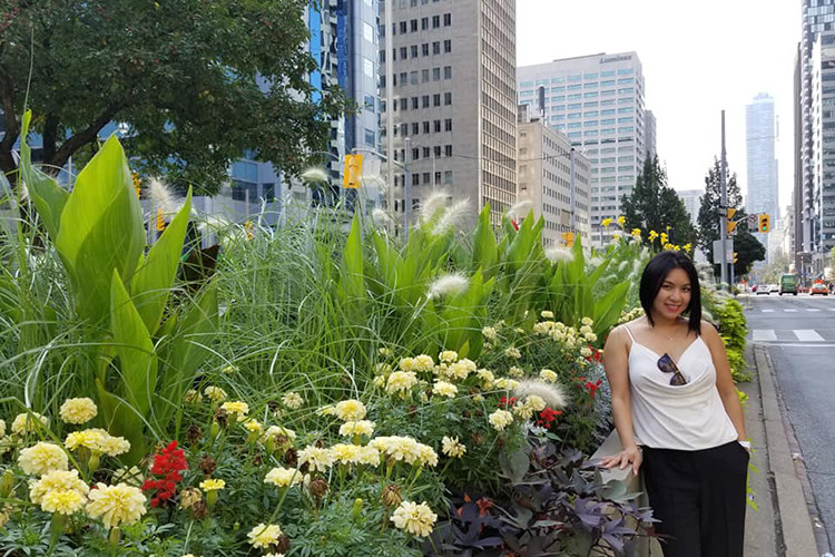 Ở tuổi 40, dù nhan sắc không còn như xưa nhưng Y Phụng vẫn đẹp mặn mà.