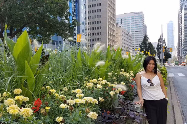 Ở tuổi 40, dù nhan sắc không còn như xưa nhưng Y Phụng vẫn đẹp mặn mà.