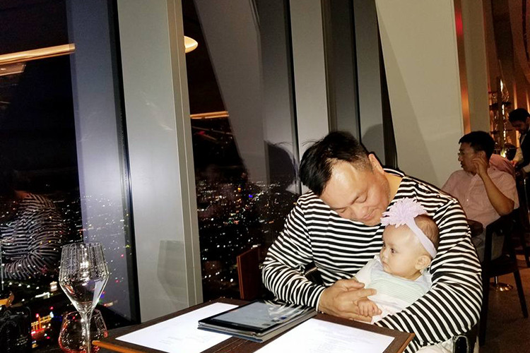 Vì chiều vợ, ông xã của Y Phụng từng không hối thúc Y Phụng mang bầu, thậm chí nói rằng nếu cô không thích sinh con, cả hai sẽ nhận nuôi mấy chú chó để làm thú cứng.