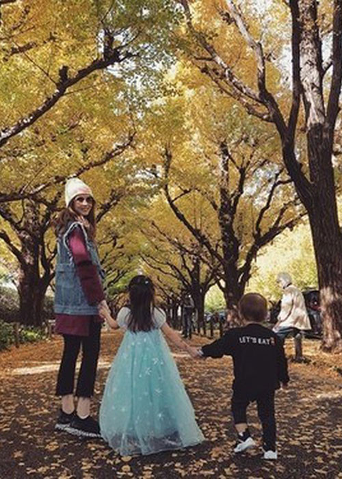 Vợ chồng Châu Kiệt Luân thường xuyên khoe các con nhưng khéo léo giấu mặt bé.