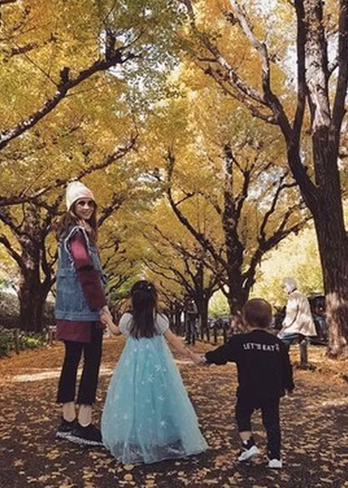 Vợ chồng Châu Kiệt Luân thường xuyên khoe các con nhưng khéo léo giấu mặt bé.