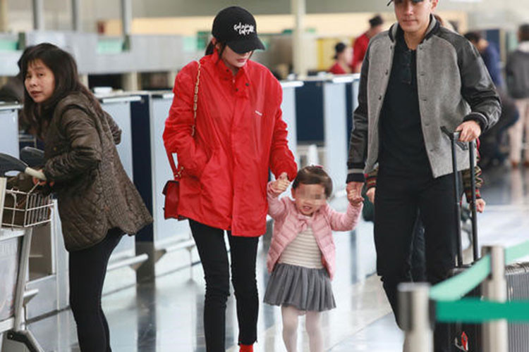 Bé Tiểu Gạo Nếp là con gái của Dương Mịch và Lưu Khải Uy. Cô nhóc sinh năm 2014.