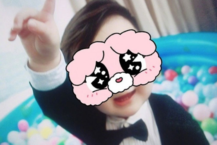 Quý tử nhà Huỳnh Hiểu Minh năm nay đã lên 2 tuổi. Qua loạt ảnh hiếm hoi được chia sẻ, bé Tiểu Hải Miên trắng trẻo, bụ bẫm.