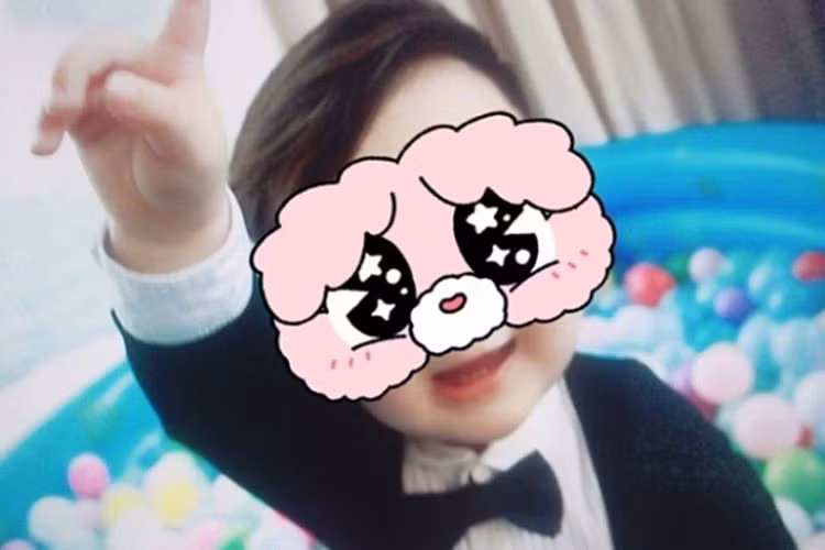 Quý tử nhà Huỳnh Hiểu Minh năm nay đã lên 2 tuổi. Qua loạt ảnh hiếm hoi được chia sẻ, bé Tiểu Hải Miên trắng trẻo, bụ bẫm.