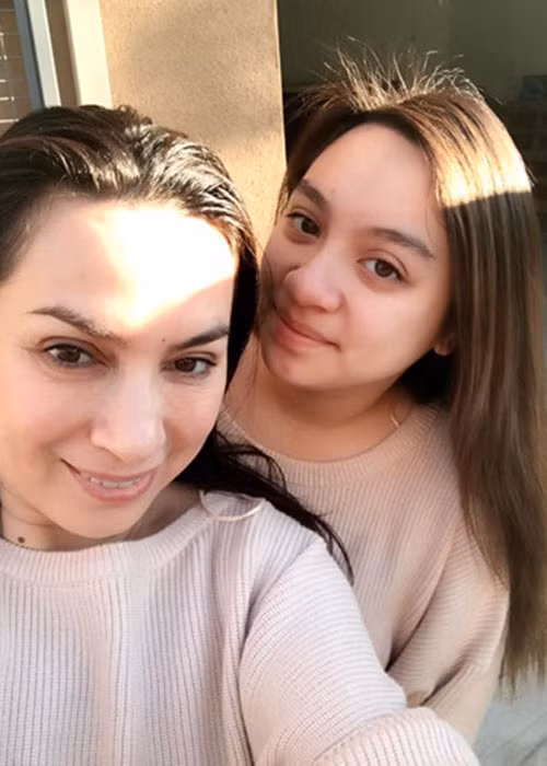 Về phía Wendy, vốn kín tiếng nên trên trang cá nhân, em không chia sẻ bất kì hình ảnh nào bên mẹ.