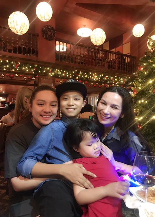 Wendy có mối quan hệ rất thân thiết với các em nuôi. Được biết, cô luôn ủng hộ mẹ nhận các trẻ mồ côi.