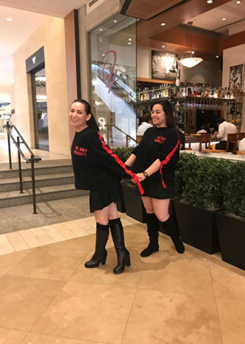 Phi Nhung cùng con gái mặc áo đôi tình cảm bên nhau.