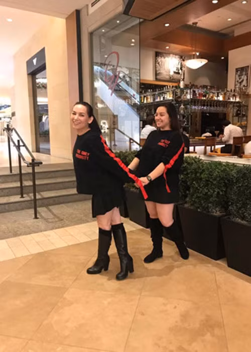 Phi Nhung cùng con gái mặc áo đôi tình cảm bên nhau.